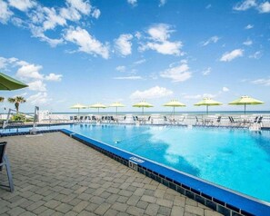 Indoor pool, outdoor pool - The Luxurious Presidential Suite in Daytona Seabreeze (Daytona Beach)