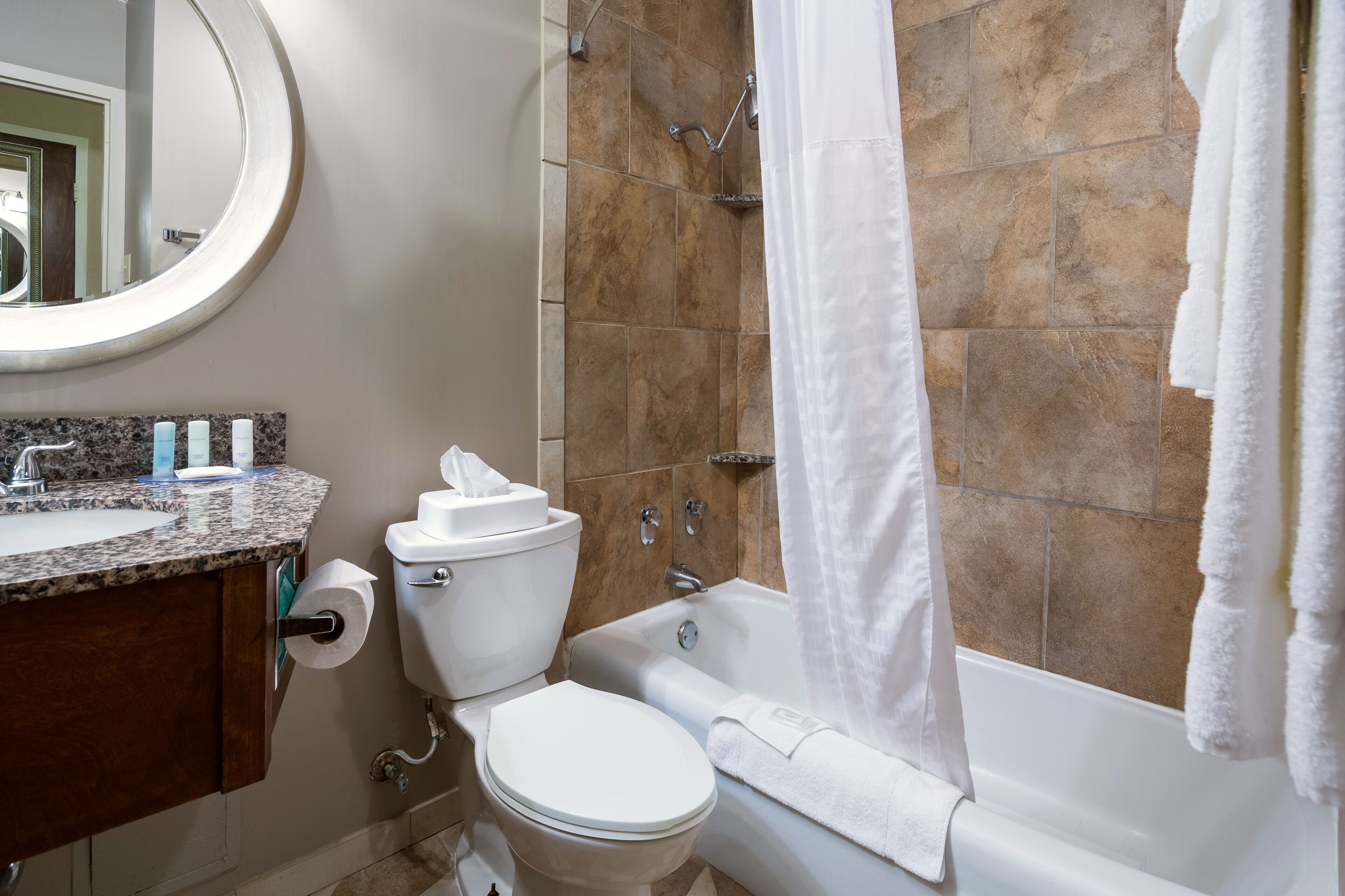 Ein Badezimmer mit Toilette, Waschbecken und Badewanne.