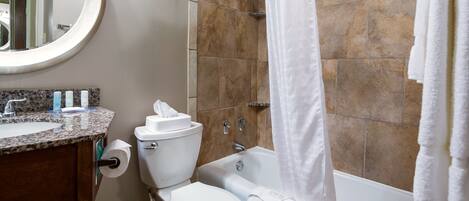 Ein Badezimmer mit Toilette, Waschbecken und Badewanne.