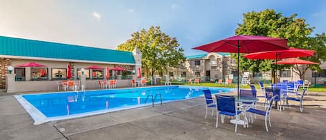 Una piscina cubierta, una piscina al aire libre de temporada, tumbonas