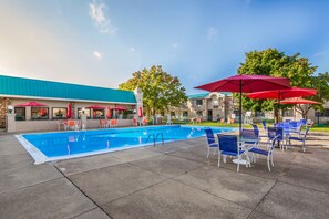 Indoor pool, seasonal outdoor pool, sun loungers - Cayuga Blu Hotel (Ithaca)