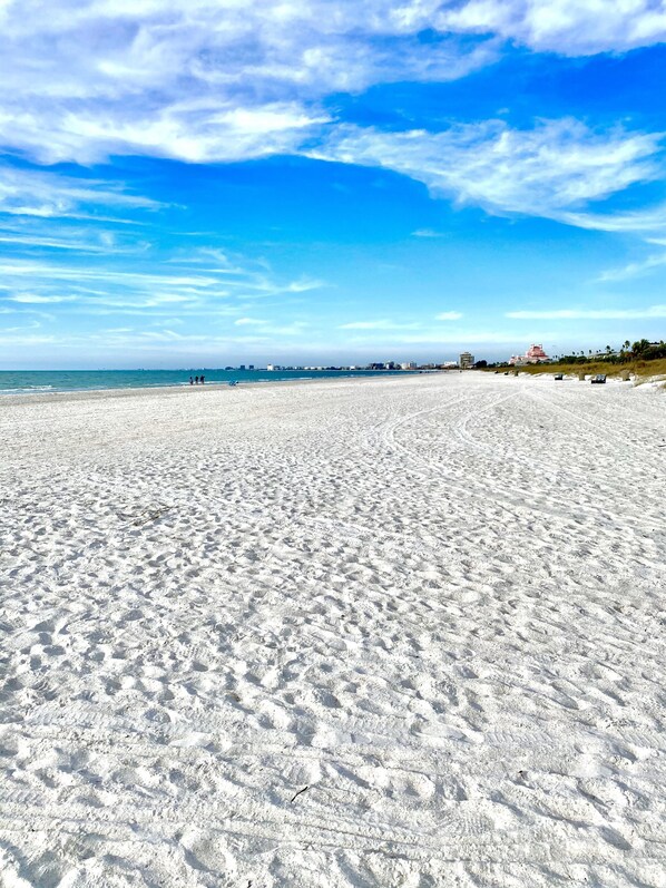 Plage à proximité, chaises longues, serviettes de plage