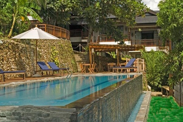 Una piscina al aire libre