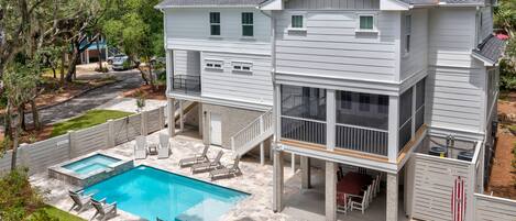 Una piscina al aire libre, una piscina climatizada
