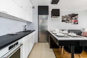 Appartamento, 2 camere da letto, balcone, vista fiume | Cucina privata | Lavastoviglie, seggiolone, pentole/stoviglie/utensili