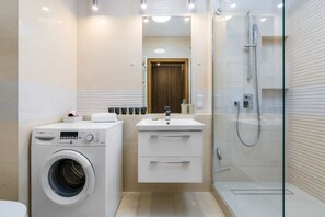Appartamento, 2 camere da letto, balcone, vista fiume | Bagno | Doccia, asciugamani