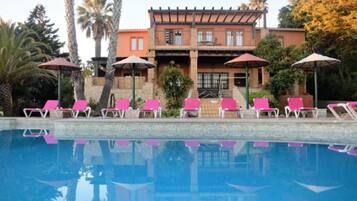 Una piscina al aire libre