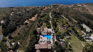 A resort with a swimming pool, surrounded by landscaped gardens and a view of the sea. - Quinta do Mar da Luz Aldeamento (Lagos)