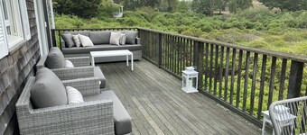 Sep & Oct Open! Ideal peaceful location-walk to beach & town. Yard & views.