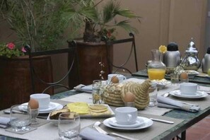 Outdoor dining - Riad Teranga (Marrakech)