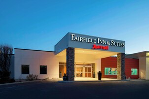Un hotel Fairfield Inn & Suites Marriott con una fachada moderna, una entrada amplia y ventanas visibles.