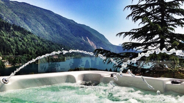 Un bain à remous entouré d’un paysage montagneux.