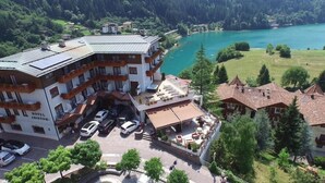 Un hôtel doté d’une terrasse sur le toit, d’un parking et offrant une vue sur un lac.