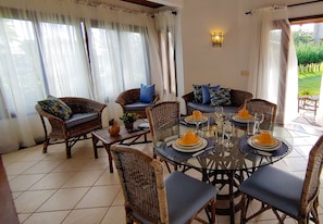 Deluxe bungalow, 2 slaapkamers | Dineren in de kamer