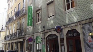 Un bâtiment avec une enseigne verte portant l'inscription « Norte GuestHouse 6 ».
