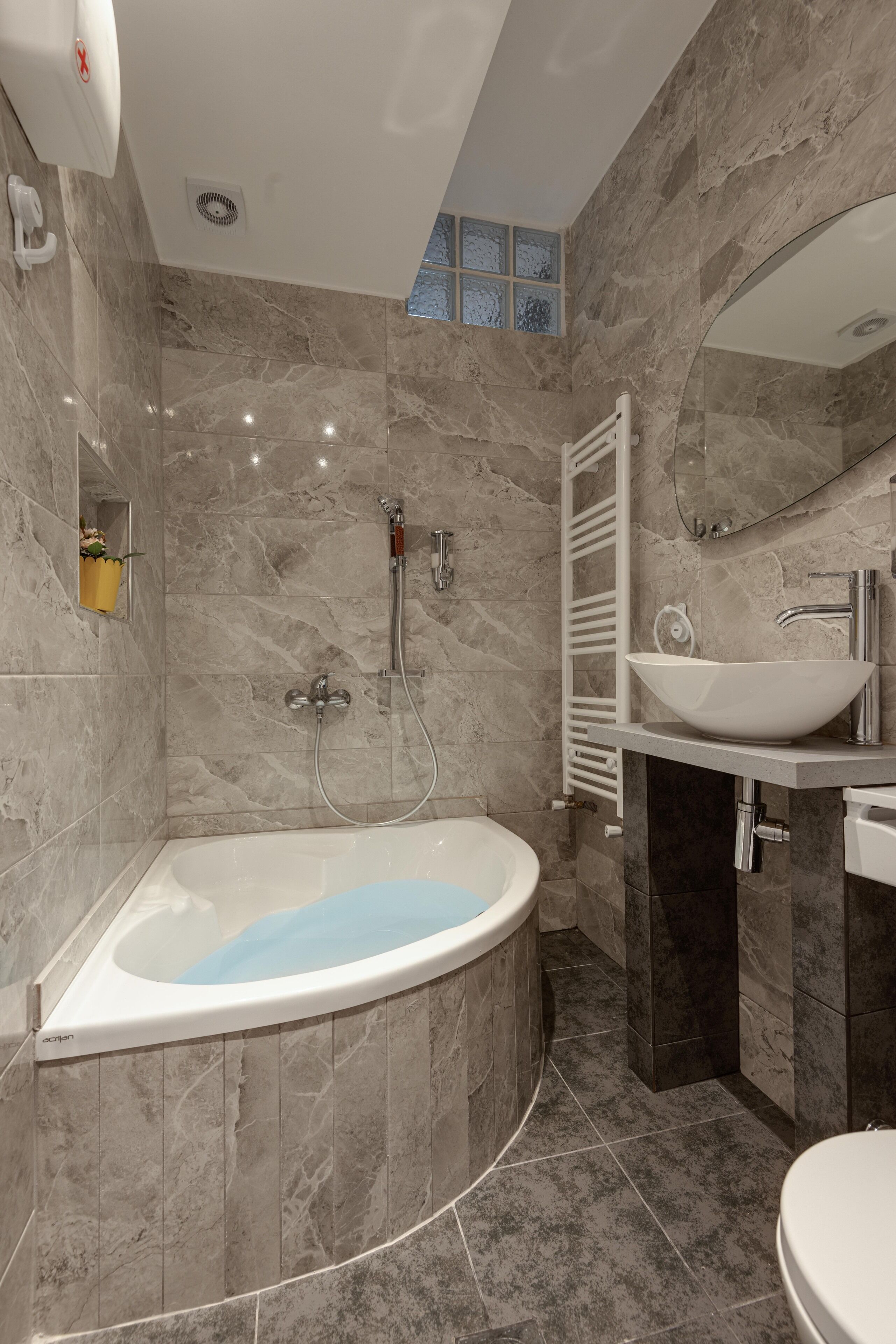 Baignoire, sèche-cheveux, serviettes fournies, savon
