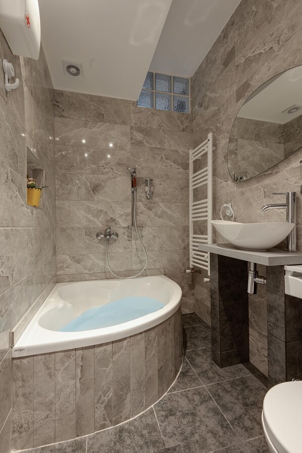 Badewanne, Haartrockner, Handtücher, Seife