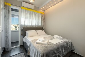 2 chambres, coffres-forts dans les chambres, fer et planche à repasser
