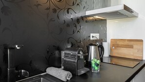Kaffetrakter/tekoker, kjøleskap, mikrobølgeovn og ovn