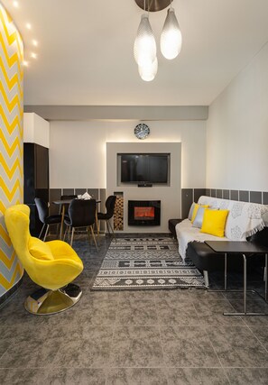 Fernseher, Kamin, Stereoanlage