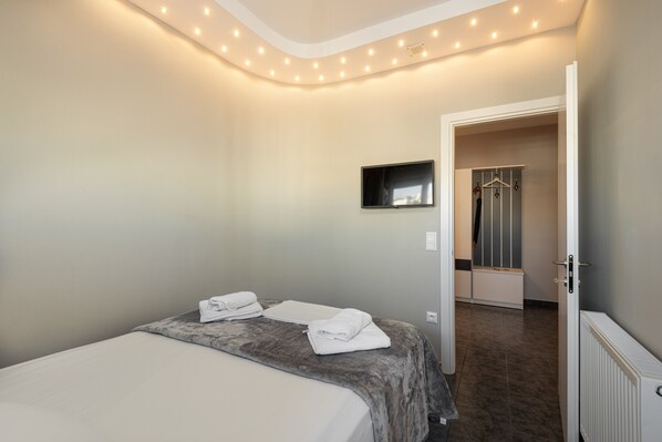 2 bedrooms, in-room safe, iron/ironing board, free WiFi