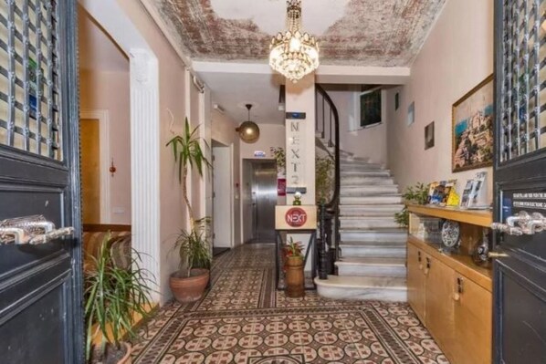 Unclassified image, 1 of 101, button