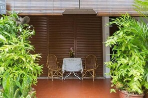 Outdoor dining - Cocoa Mews (George Town)