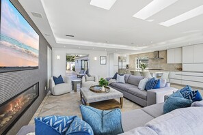 Smart TV, fireplace