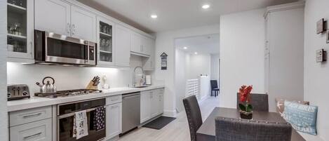 ثلاجة، ميكروويف، فرن، موقد طهي مسطح