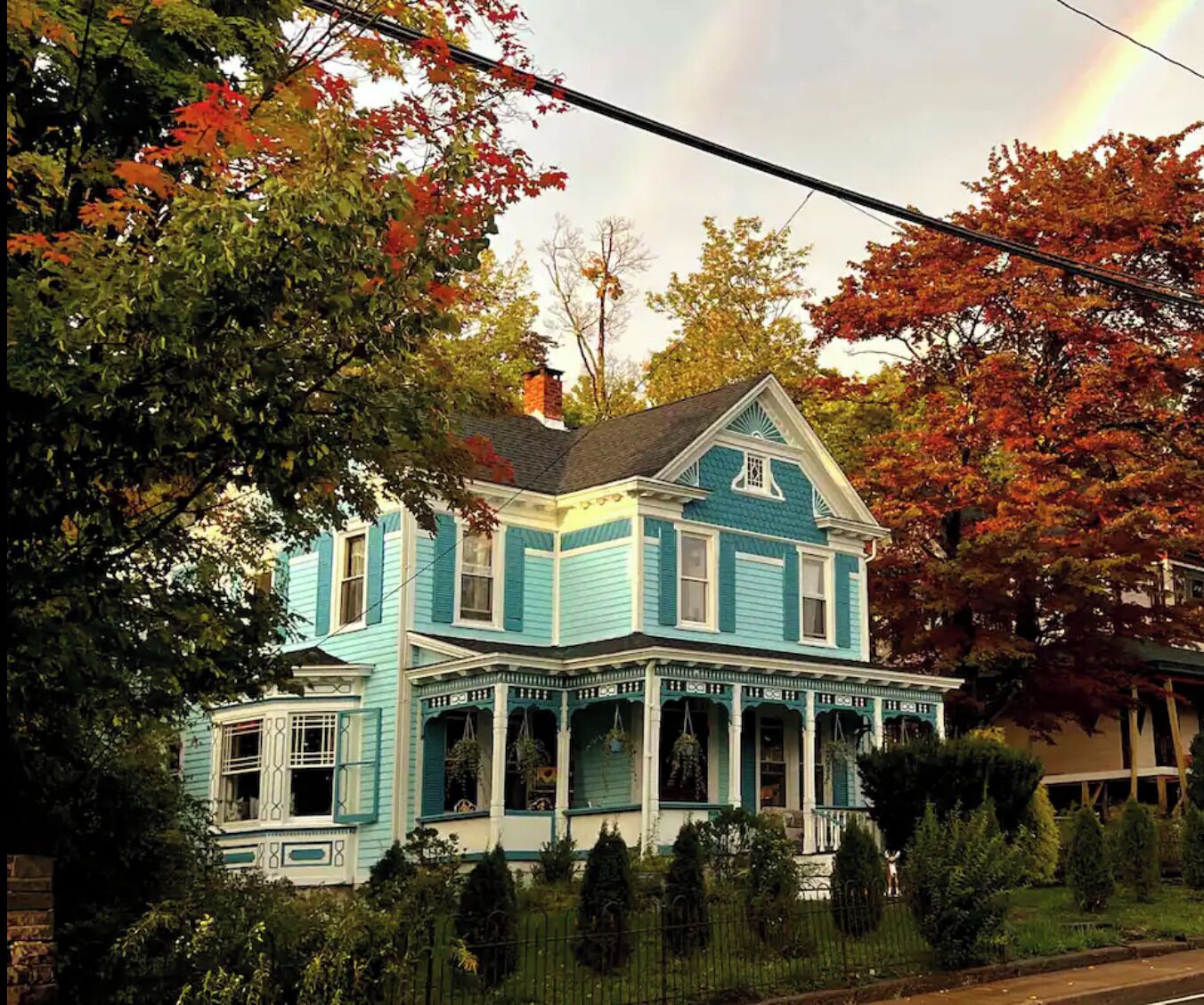 Victorian Main St Mountain House - walk everywhere+outdoor oasis+vintage flair