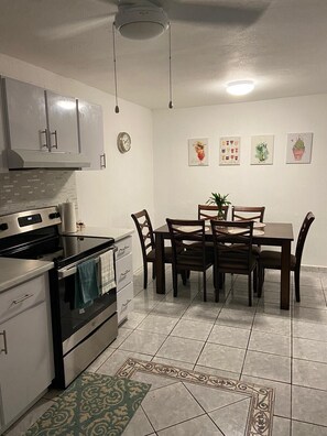Fridge, microwave, oven, stovetop - La Casita Verde in Cupey - Villa with Pool/Hot Tub (San Juan)