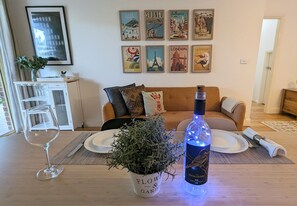 Smart TV, books, music library - Kookaburra Place 2 BR, spacious, self catering, parking, Wi-Fi (Thornleigh)