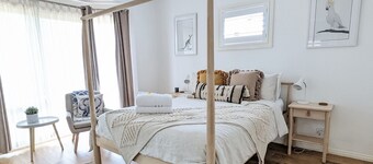 Kookaburra Place 2 BR, spacious, self catering, parking, Wi-Fi