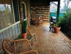 Outdoor dining - Kookaburra Place 2 BR, spacious, self catering, parking, Wi-Fi (Thornleigh)