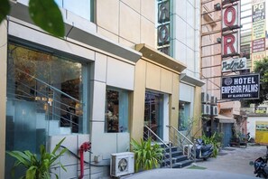 Exterior detail - Hotel Emperor Palms (New Delhi)