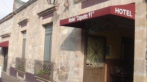 Un edificio de piedra con un cartel que dice "Hotel Zapata 91".