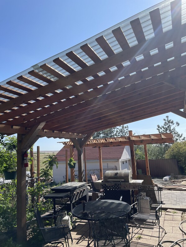 Outdoor dining - Mountain Views near Cottonwood Canyon State Park (Condon)