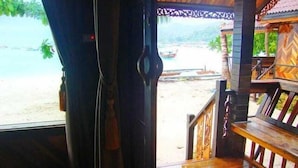 A wooden deck with a view of a beach and ocean. - Phi Phi Sand Sea View Resort (Ko Phi Phi)
