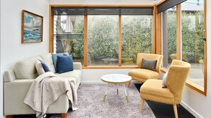 Single Room | Living area | Flat-screen TV - Whitmore St - Christchurch Holiday Homes (Christchurch)