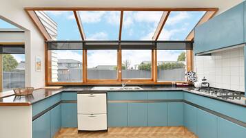 Phòng đơn | Bếp riêng | Tủ lạnh, lò vi sóng, lò nướng, máy rửa bát