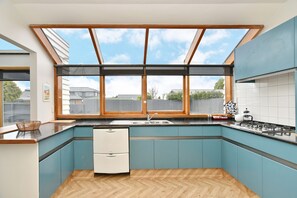 Single Room | Private kitchen | Full-sized fridge, microwave, oven, dishwasher - Whitmore St - Christchurch Holiday Homes (Christchurch)