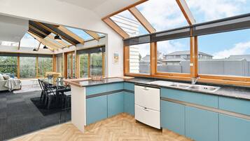 Single Room | Private kitchen | Full-size fridge, microwave, oven, dishwasher