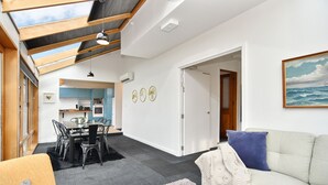 Single Room | Living area | Flat-screen TV - Whitmore St - Christchurch Holiday Homes (Christchurch)