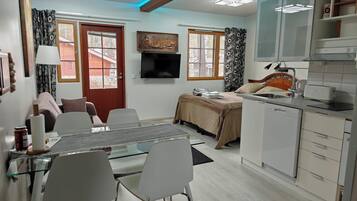 Studio Superior | Khu vực ăn uống tại phòng