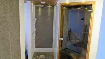 Superior studio | Badkamer | Een douche, een haardroger, een bidet, vloerverwarming