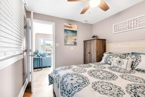 4 chambres, fer et planche à repasser, lit de bébé portatif