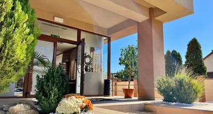 Hotel Oxford Inns & Suites