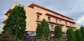 Un edificio de varios pisos con balcones y techo plano.