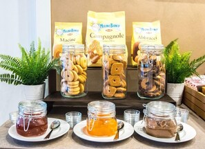 A buffet table with various food items and condiments. - Hotel Perlage Florence (Scandicci)