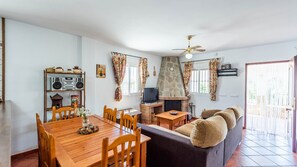 TV, fireplace, DVD player, stereo - Chalet Algar by Ruralidays (Cádiz)